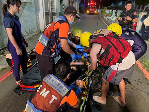 台南女凌晨跌排水溝送醫傳夜會消防員 消防局調查中