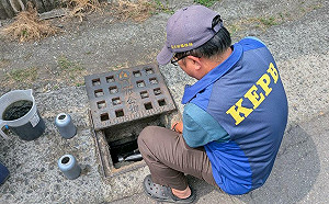 鳳山溪變深綠色！電鍍廠強酸廢水直灌  高市環保局將祭重罰