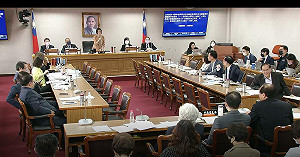 轟年改才改一半，藍白就想翻桌  律師：退休人士領得比上班族多，合理嗎？