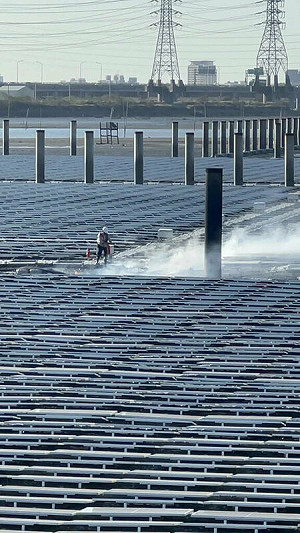 彰濱海上太陽能板冒濃煙　疑電纜短路2小時後撲滅