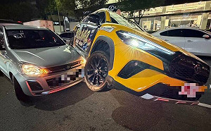  高雄小黃煞不住「騎上」轎車！網友笑稱：這邊不開放汽車親熱