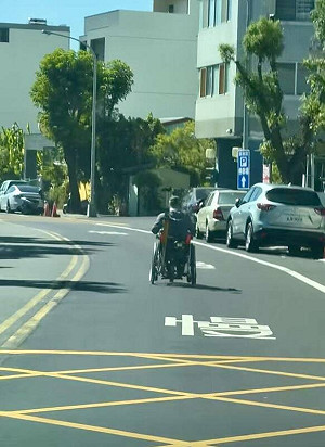 南投阿伯坐電動改裝輪椅狂飆！網驚：阿北有夠窺賊 警將開罰 