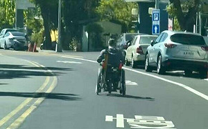 南投阿伯坐電動改裝輪椅狂飆！網驚：阿北有夠窺賊 警將開罰 