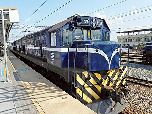 桃園富岡鐵道藝術生活節11/22登場！台鐵加開「藍皮解憂號」列車