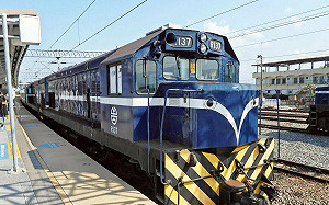 桃園富岡鐵道藝術生活節11/22登場！台鐵加開「藍皮解憂號」列車