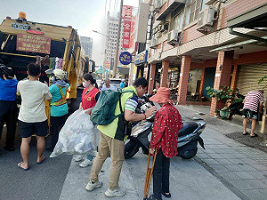 單槍匹馬追垃圾車拜票　薛兆基用腳步傾聽基層聲音  