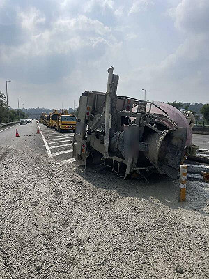 國3追撞雙屍24小時後水泥車翻覆！駕駛稱方向盤突鎖死 「抓交替」引猜測