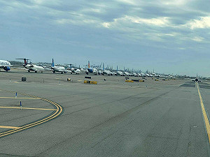 政府關門衝擊！全美2,700航班取消  感恩節旅遊旺季班機恐「幾乎停擺」