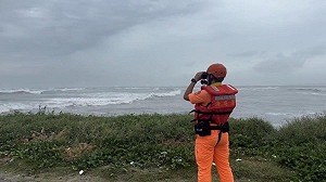鳳凰逼近南台灣！海巡署籲勿入警戒區觀浪、打卡或直播  違者舉發開罰5至25萬