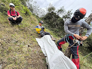 登山隊攀南投郡大山押隊男墜谷亡　遺體尋獲運下山