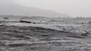 鳳凰颱風共伴效應發威！馬太鞍溪便橋被洪水淹沒