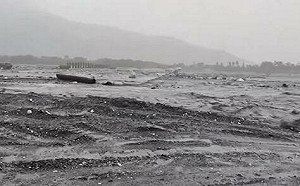 鳳凰颱風共伴效應發威！馬太鞍溪便橋被洪水淹沒