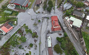 花蓮馬太鞍溪泥流灌明利村！空拍畫面怵目驚心