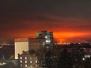 (影) 烏突襲俄煉油廠、黑海港火光沖天 ! 紅軍城驚現「末日騎兵」網 : 《瘋狂麥斯》真實版? 