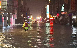蘇澳超大豪雨淹成孤島！居民憶「15年前梅姬」 今太陽出現滿地泥濘