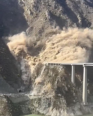 （影）中共大橋垮下來! 坍塌畫面好恐怖 四川雙江口紅旗大橋今年才通車就出事