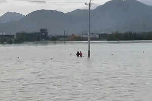 宜蘭冬山鄉汪洋一片！民眾划獨木舟出門買早餐