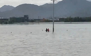 宜蘭冬山鄉汪洋一片！民眾划獨木舟出門買早餐