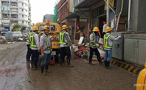 宜蘭超過7000戶停電！淹水阻礙維修進度 台電力拼今全面復電