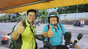 颱風前疾行拜訪左營三里     市議員參選人薛兆基提社區再生藍圖