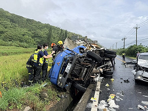 花蓮台11線聯結板車疑過彎甩尾撞對向2車　單線通行
