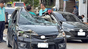 宜蘭暴雨水漲一樓高！國軍突擊車救援   2拋錨車水中遭輾全毀