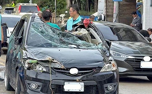 宜蘭暴雨水漲一樓高！國軍突擊車救援   2拋錨車水中遭輾全毀
