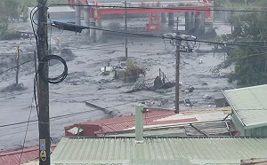 花蓮馬太鞍溪水暴漲！萬榮鄉明利村遭淹沒 泥流畫面怵目驚心