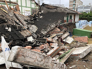 台東連日大雨加上施工挖地基！70年老屋轟然坍塌