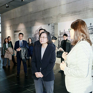 站在柏林圍牆前 蔡英文呼應沈伯洋：我們絕不會退縮