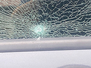 高雄美濃區車窗疑遭鋼珠打裂　警方鎖定對象追查