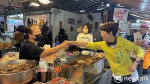 市長初選登記後第一個活動  陳亭妃走入市場籲姐妹力挺台南第一位女市長