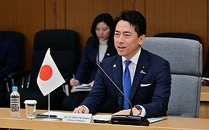 不能落於韓國之後？！小泉進次郎鼓吹日本發展核潛艦