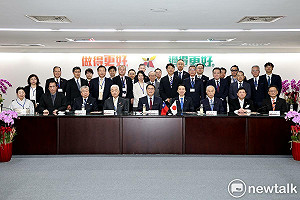 風雨故人來！山形市訪問團來訪　黃偉哲頒長谷川幸司前議長榮譽市民證書