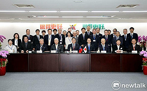 風雨故人來！山形市訪問團來訪　黃偉哲頒長谷川幸司前議長榮譽市民證書