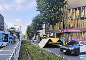 高雄大貨車擦撞路樹　箱體崩解波及1騎士