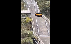 (影) 漏氣倒退嚕! 奇瑞汽車天梯挑戰反撞壞護欄 《北京日報》批評「這歪風」