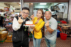 暢談高雄發展及行銷經驗   賴瑞隆偕藝人吃爆岡山文賢市場