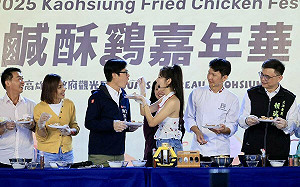 2025高雄鹹酥雞嘉年華熱力開炸  首日吸引破5萬人潮