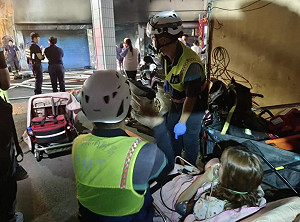 彰化市大樓騎樓機車起火　17名住戶吸入濃煙送醫