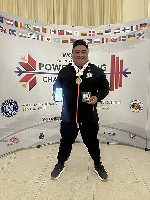 世界公開裝備健力錦標賽　大力士楊森臥舉摘金