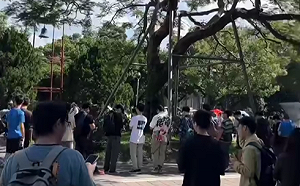 (影)預言颱風假失準發雞排?台大傅鐘下500人苦等不到