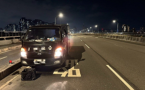 運鈔車出包！板橋浮洲橋「大撒幣」新北警急封路幫撿