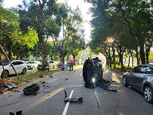 60歲男疑恍神自撞分隔島翻覆 車頭輪胎全噴飛 駕駛：不記得怎麼發生