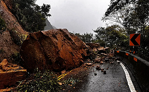 大雨致災！新北雙溪102線道「天降巨石」雙向交通受阻