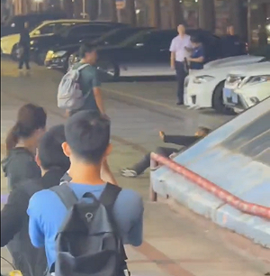 (影) 中國再爆「獻忠」式隨機攻擊！珠海男子持刀狂砍行人 影片揭恐怖瞬間