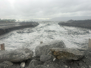 花蓮馬太鞍溪便道搶修喊卡！馬太鞍溪「溪水暴漲」施工團隊緊急撤離