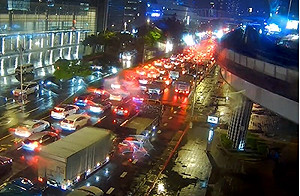 南港汐止10多年來罕見大塞車「原因」曝光   網：10分鐘車程開了1小時