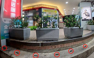 不滿街友躺睡階梯！住戶放塑膠尖刺板驅趕 網怒噴：沒有同情心