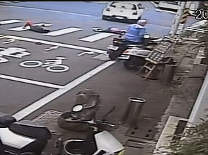 轎車衝撞機車還輾人肇逃  釀1死3傷！網轟：根本蓄意謀殺